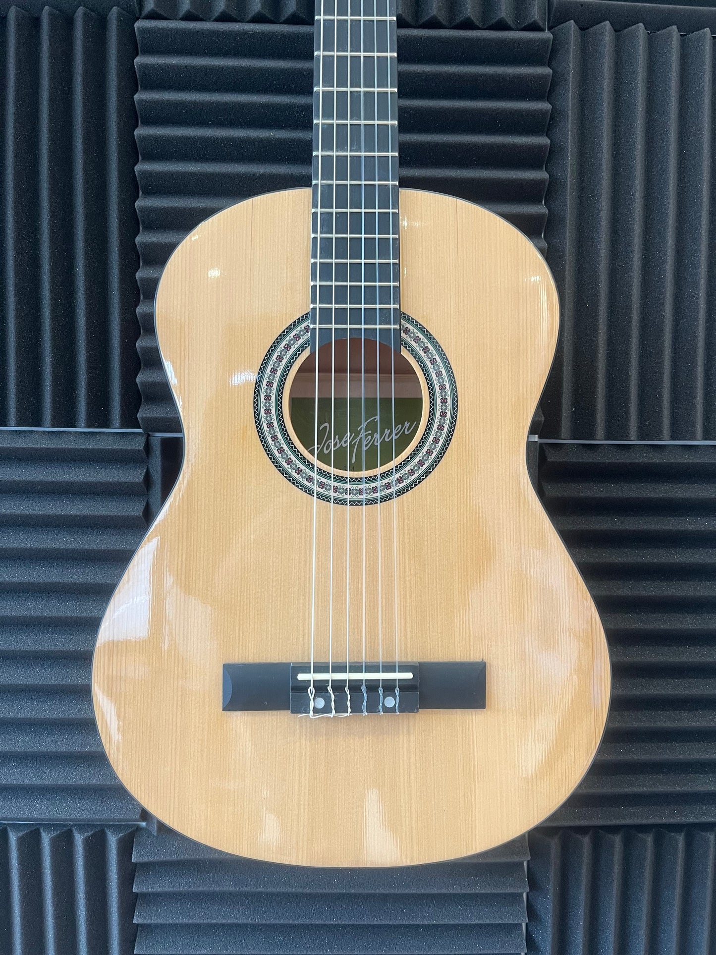 Children's Student Guitar. Soft strings and easy playability (3/4 size)